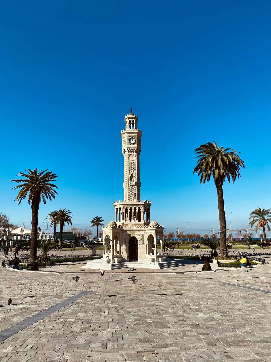 Konak Meydanı'ndaki İzmir Saat Kulesi ve palmiye ağaçları